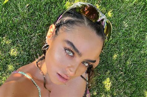 Fitness Model Sommer Ray Shares Bathing Suit。